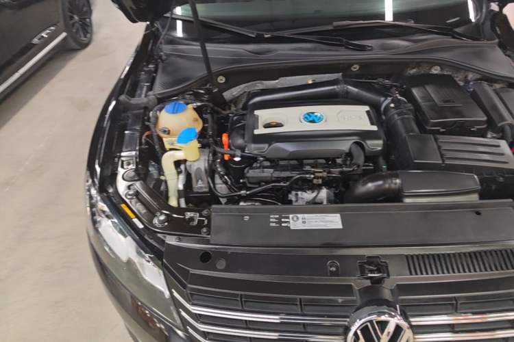 Used Volkswagen Passat 2014 1.8TSI DSG Prestige Edition Engine Bay Right
