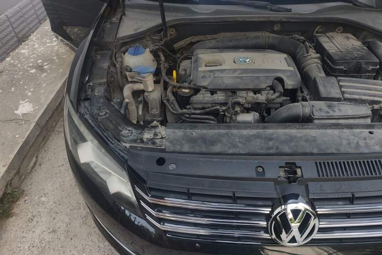 Used Volkswagen Passat 2014 1.8TSI DSG Prestige Edition Engine Bay Right