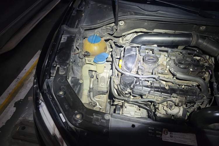 Used Volkswagen Passat 2014 1.8TSI DSG 30th Anniversary Edition Engine Bay Right