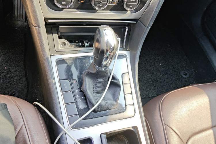 Used Volkswagen Passat 2014 1.8TSI DSG Prestige Navigation Edition Gear Lever
