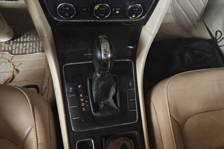 Used Volkswagen Passat 2014 1.8TSI Automatic Prestige Edition Gear Lever