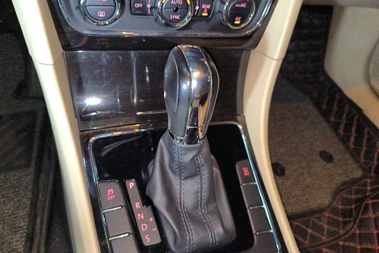 Used Volkswagen Passat 2014 1.4TSI DSG Prestige Edition Gear Lever