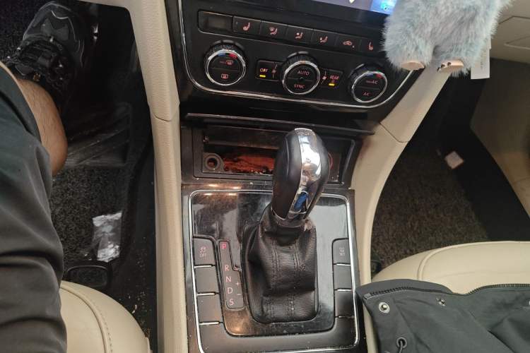 Used Volkswagen Passat 2014 1.8TSI DSG Prestige Edition Gear Lever