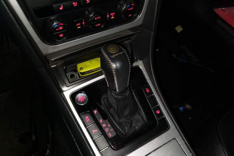 Used Volkswagen Passat 2014 1.8TSI DSG Prestige Navigation Edition Gear Lever
