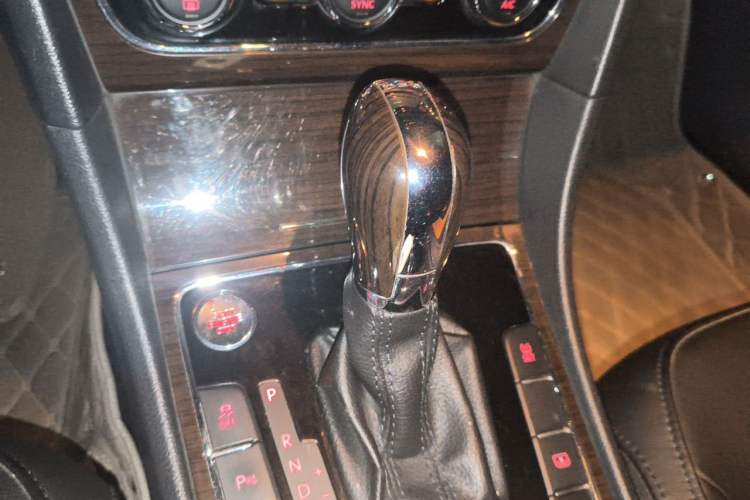 Used Volkswagen Passat 2014 2.0 TSI DSG Ultimate Edition Gear Lever