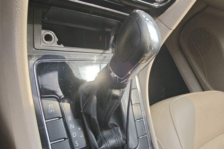 Used Volkswagen Passat 2014 1.8TSI Automatic Prestige Edition Gear Lever