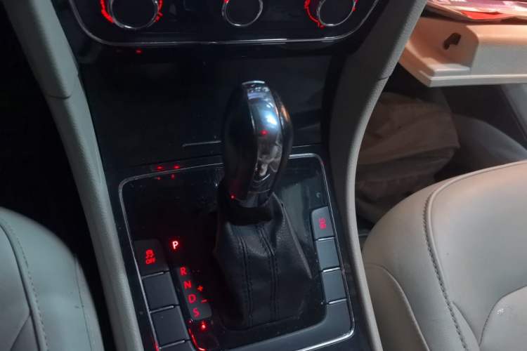 Used Volkswagen Passat 2014 1.8TSI DSG Prestige Edition Gear Lever