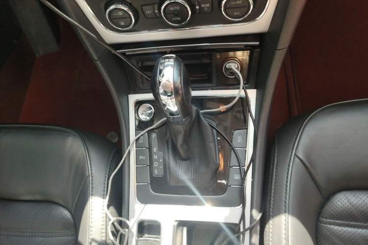 Used Volkswagen Passat 2014 1.8TSI DSG Ultimate Edition Gear Lever
