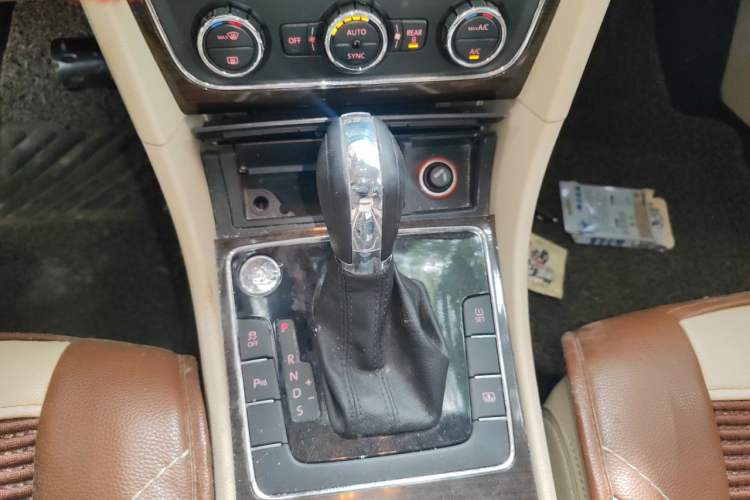 Used Volkswagen Passat 2014 1.8TSI DSG Prestige Edition Gear Lever