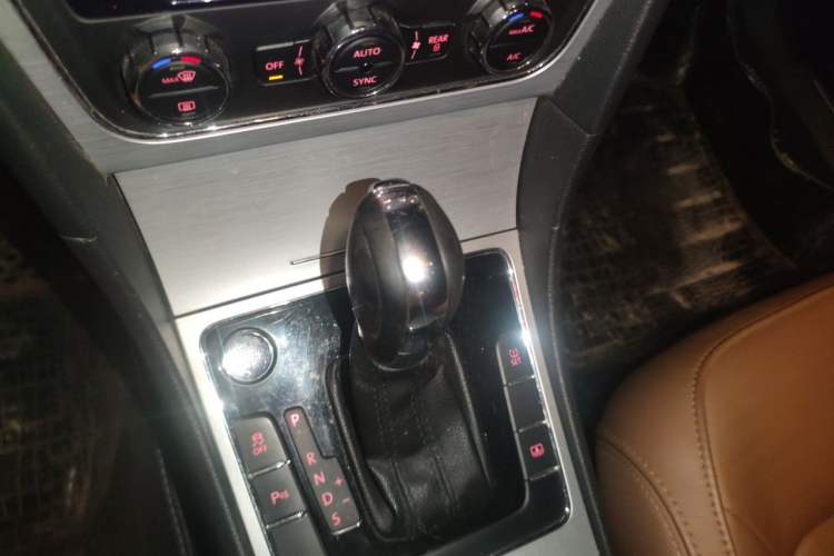 Used Volkswagen Passat 2014 1.8TSI DSG Prestige Edition Gear Lever