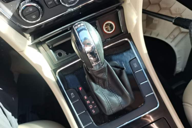 Used Volkswagen Passat 2014 1.8TSI DSG Prestige Edition Gear Lever