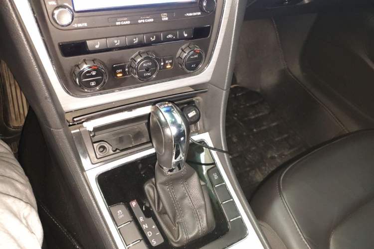 Used Volkswagen Passat 2014 1.8TSI DSG Prestige Navigation Edition Gear Lever