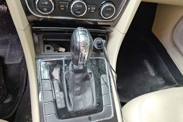 Used Volkswagen Passat 2014 1.8TSI DSG Prestige Edition Gear Lever