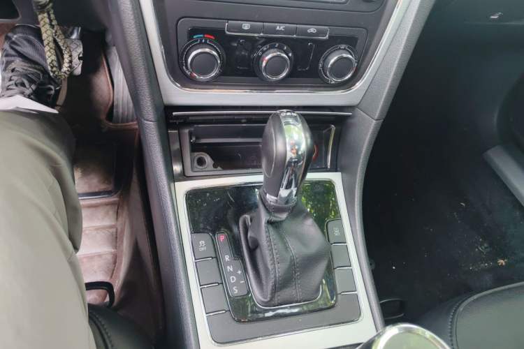 Used Volkswagen Passat 2014 1.8TSI DSG Luxury Edition Gear Lever