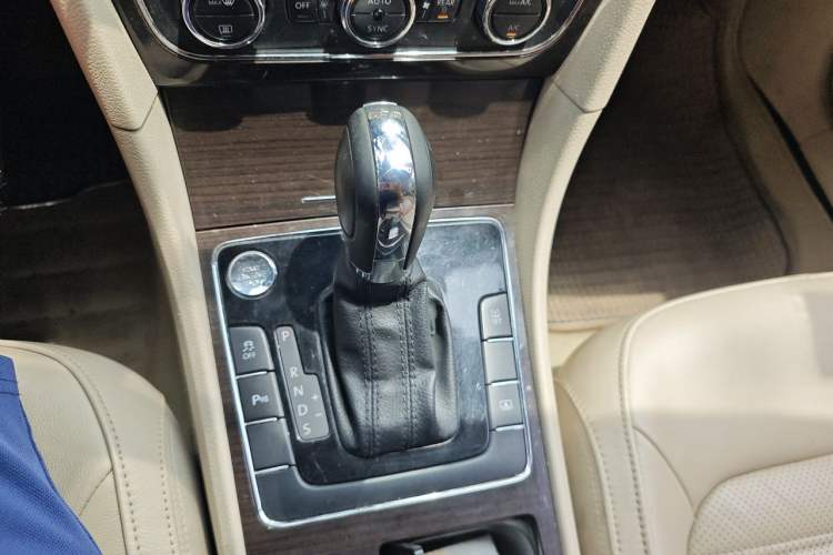Used Volkswagen Passat 2014 1.8TSI DSG Prestige Edition Gear Lever