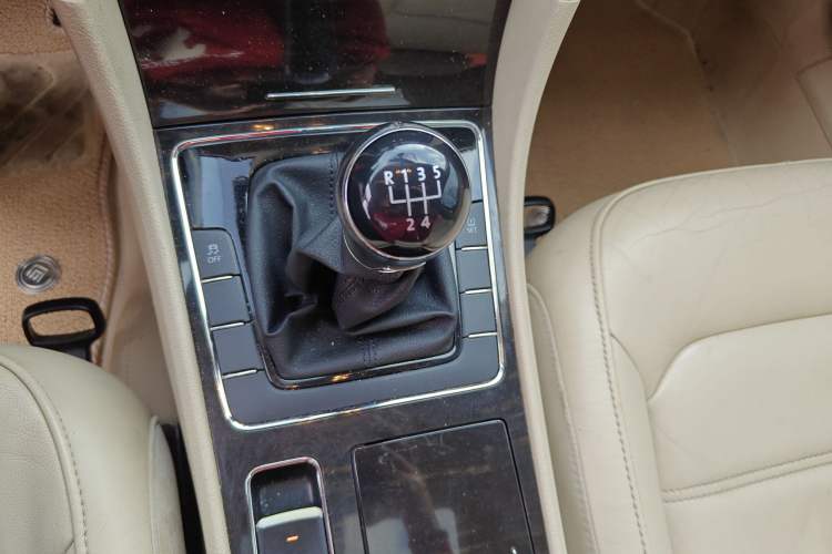 Used Volkswagen Passat 2014 1.4TSI Manual Prestige Edition Gear Lever