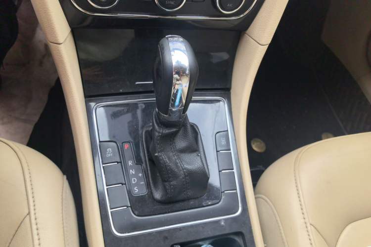 Used Volkswagen Passat 2014 1.8TSI DSG Prestige Edition Gear Lever