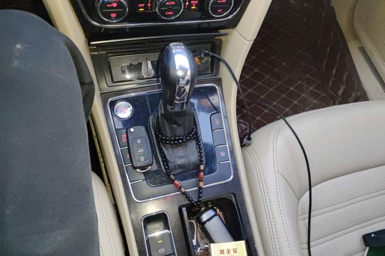 Used Volkswagen Passat 2014 1.8TSI DSG Prestige Navigation Edition Gear Lever