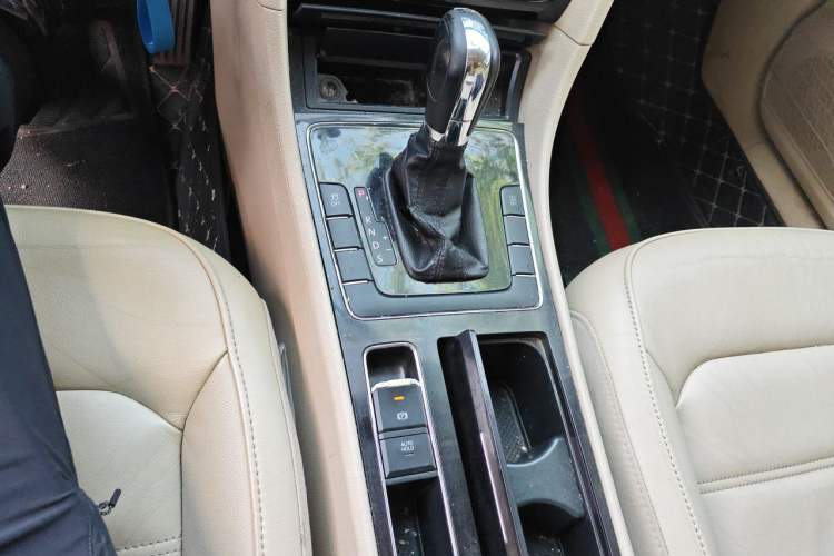 Used Volkswagen Passat 2014 1.8TSI Automatic Prestige Edition Gear Lever