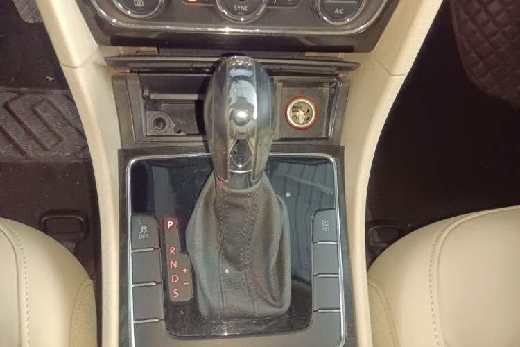 Used Volkswagen Passat 2014 1.4TSI DSG Prestige Edition Gear Lever