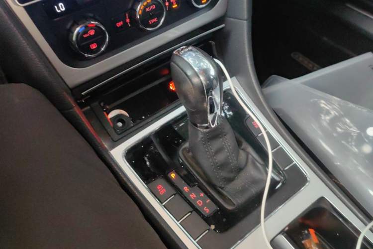 Used Volkswagen Passat 2014 1.8TSI DSG 30th Anniversary Edition Gear Lever