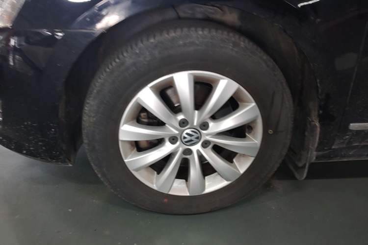 Used Volkswagen Passat 2014 1.4TSI Manual Prestige Edition Left Front Wheel Hub
