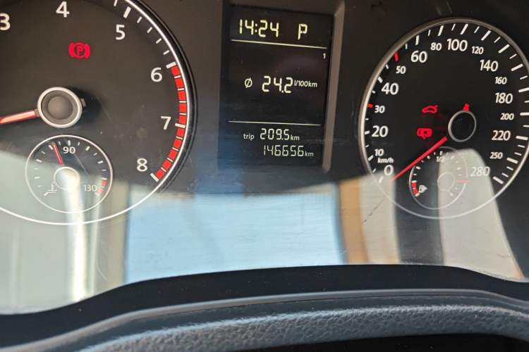 Used Volkswagen Passat 2014 1.8TSI DSG Prestige Navigation Edition Odometer Close Up