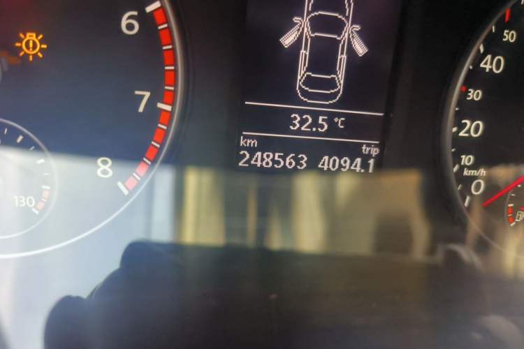 Used Volkswagen Passat 2014 1.8TSI DSG Prestige Edition Odometer Close Up