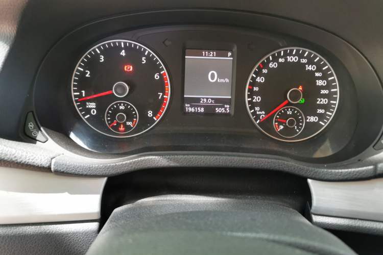 Used Volkswagen Passat 2014 1.8TSI DSG Prestige Edition Odometer Close Up