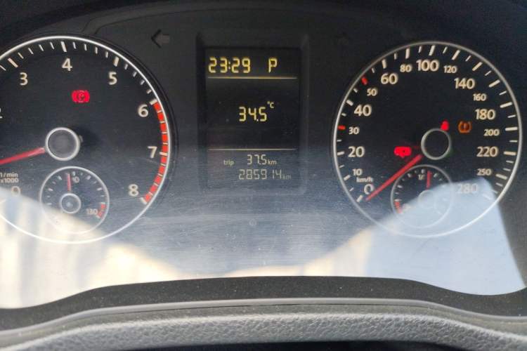 Used Volkswagen Passat 2014 1.8TSI DSG Prestige Edition Odometer Close Up