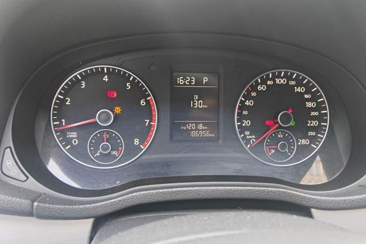 Used Volkswagen Passat 2014 1.8TSI DSG Prestige Edition Odometer Close Up