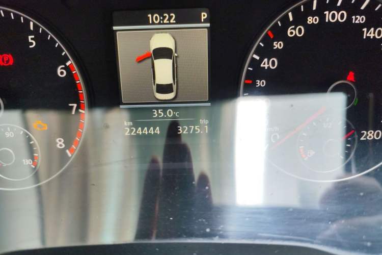 Used Volkswagen Passat 2014 1.8TSI DSG Prestige Edition Odometer Close Up