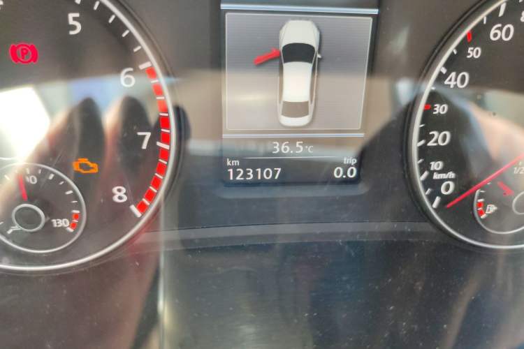 Used Volkswagen Passat 2014 1.8TSI DSG Prestige Edition Odometer Close Up