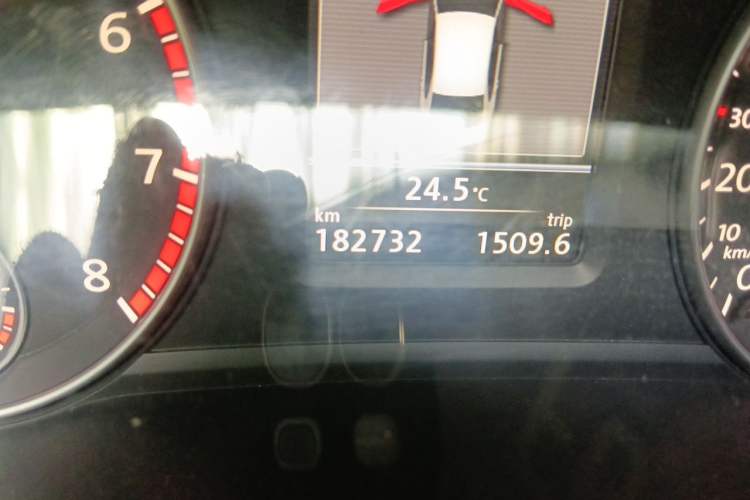 Used Volkswagen Passat 2014 1.8TSI DSG Prestige Edition Odometer Close Up