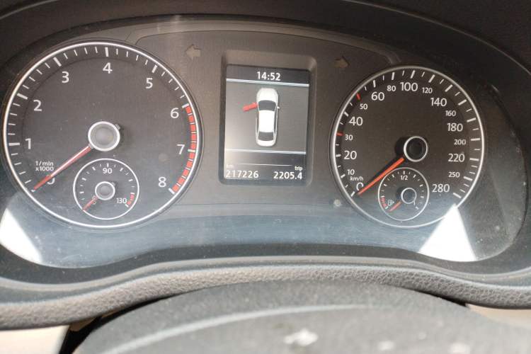 Used Volkswagen Passat 2014 1.8TSI DSG Prestige Edition Odometer Close Up