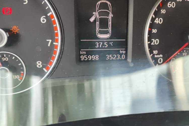 Used Volkswagen Passat 2014 1.8TSI DSG Prestige Edition Odometer Close Up