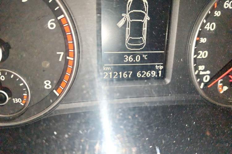 Used Volkswagen Passat 2014 1.8TSI DSG Prestige Navigation Edition Odometer Close Up