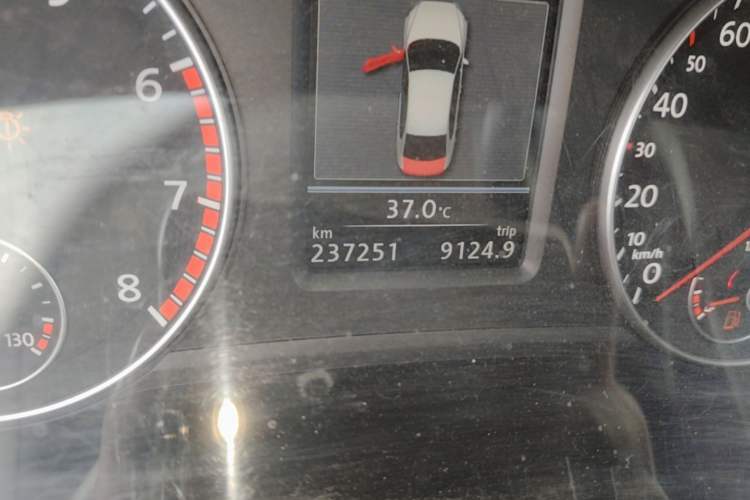 Used Volkswagen Passat 2014 1.8TSI DSG Prestige Navigation Edition Odometer Close Up