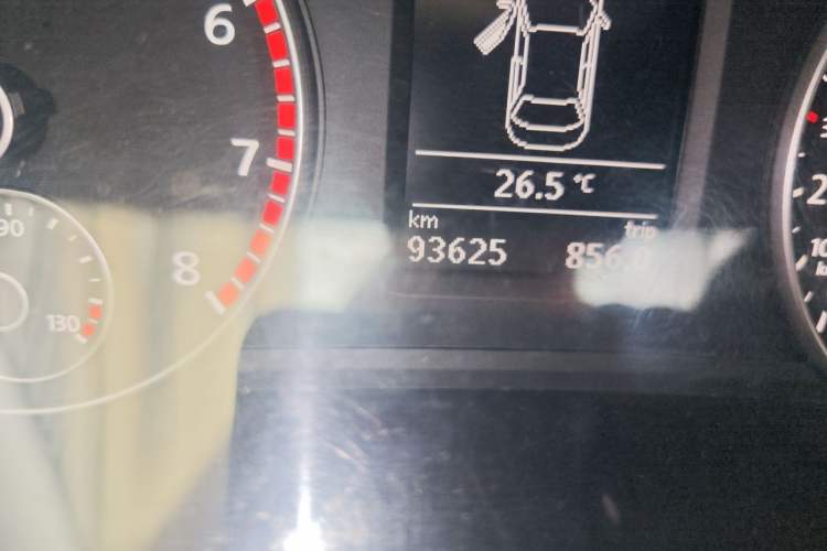Used Volkswagen Passat 2014 1.8TSI DSG Prestige Navigation Edition Odometer Close Up