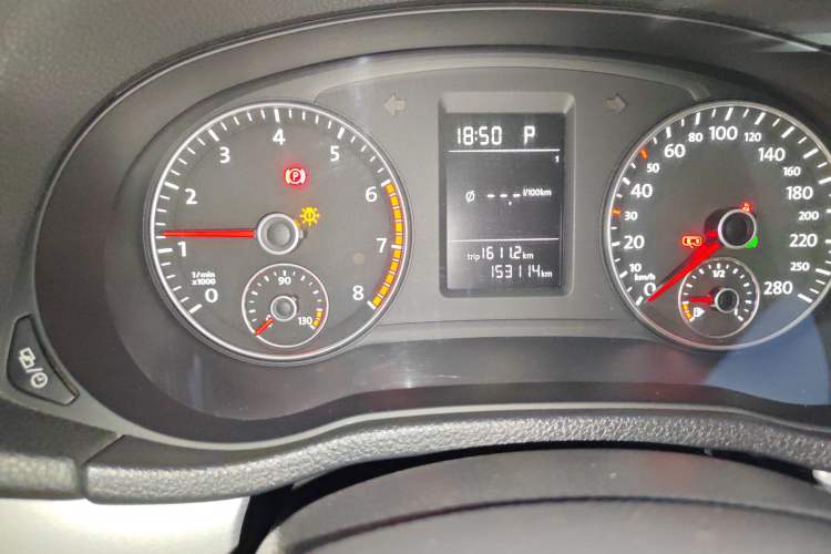 Used Volkswagen Passat 2014 1.8TSI DSG Prestige Edition Odometer Close Up