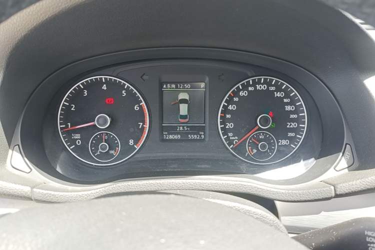 Used Volkswagen Passat 2014 1.8TSI DSG Prestige Navigation Edition Odometer Close Up