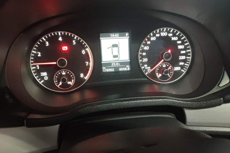 Used Volkswagen Passat 2014 1.8TSI DSG Prestige Edition Odometer Close Up