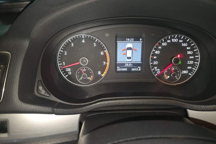 Used Volkswagen Passat 2014 1.8TSI DSG Prestige Edition Odometer Close Up