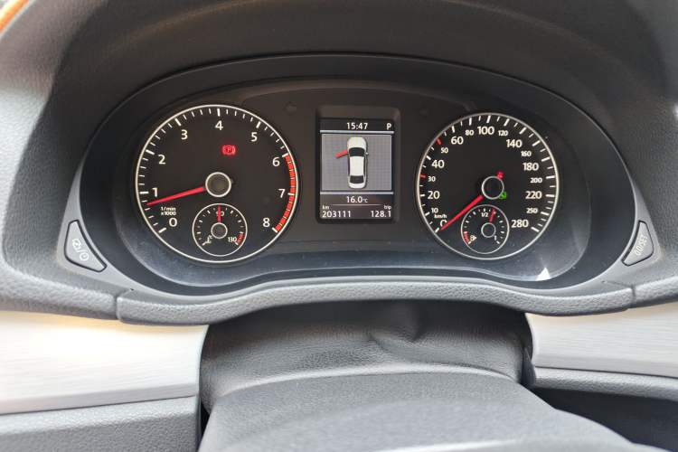 Used Volkswagen Passat 2014 1.8TSI DSG Prestige Edition Odometer Close Up