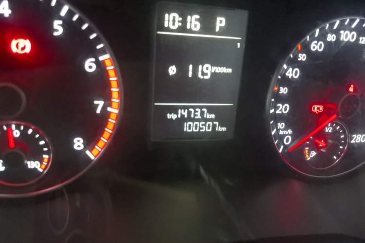 Used Volkswagen Passat 2014 1.8TSI DSG Prestige Edition Odometer Close Up