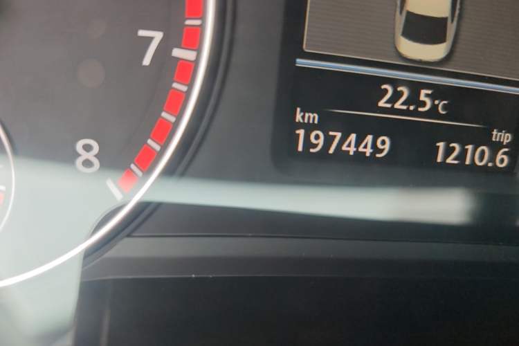 Used Volkswagen Passat 2014 1.8TSI DSG Prestige Edition Odometer Close Up