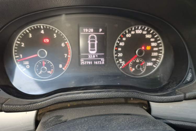 Used Volkswagen Passat 2014 1.8TSI DSG Prestige Navigation Edition Odometer Close Up