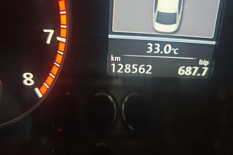 Used Volkswagen Passat 2014 1.8TSI DSG Prestige Edition Odometer Close Up
