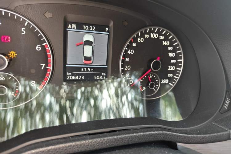 Used Volkswagen Passat 2014 1.8TSI DSG Prestige Navigation Edition Odometer Close Up