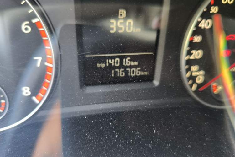 Used Volkswagen Passat 2014 1.8TSI DSG Prestige Edition Odometer Close Up
